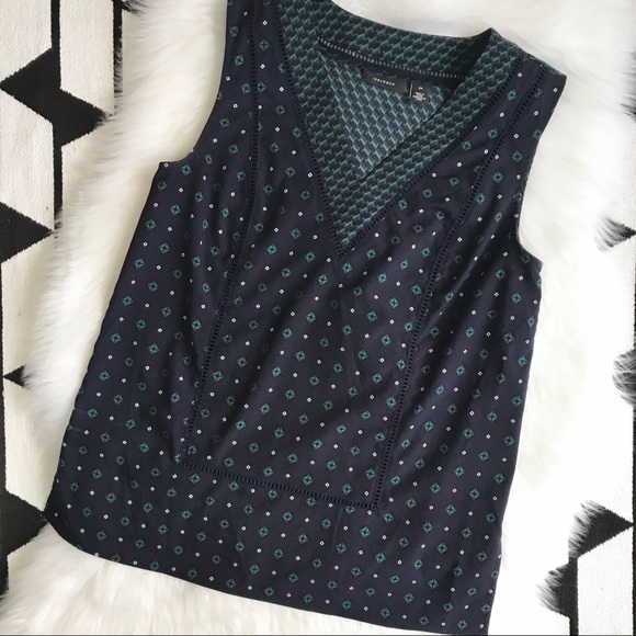 Halogen Printed V Neck Sleeveless Blouse - Picture 2 of 4